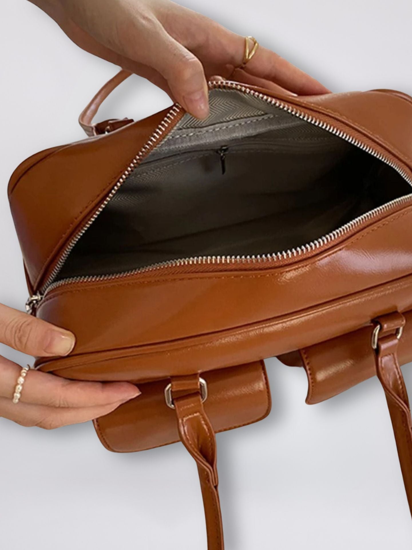 Sleek Daily Leather Carry